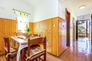 Dining - Holiday home only 800 m from the beach (Štinjan)