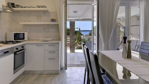 Coffee/tea maker, fridge, microwave, oven - Villa in Peroj near the Sea with Terrace (Peroj)