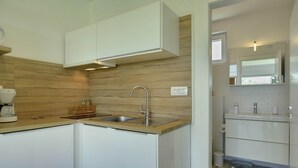 Coffee/tea maker, fridge, microwave, stovetop - Holiday Home Fažana near Beach (Fažana)
