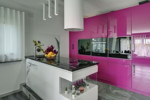 Kylskåp, mikrovågsugn, spishäll och diskmaskin