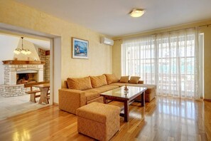 تلفزيون ذكي، مدفأة، تنس طاولة