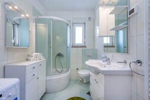 Bathtub, hair dryer - Villa in Vodnjan near Historic Center (Vodnjan)