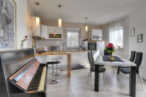 Fridge, microwave, stovetop, dishwasher