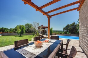 Outdoor dining - Villa in Peroj with Pool near Barbariga Beach (BARBARIGA)