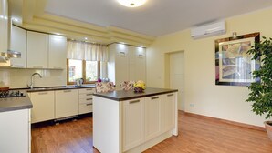 Coffee/tea maker, fridge, stovetop, dishwasher