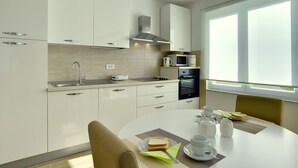Cafetière-théière, réfrigérateur, four à micro-ondes, surface de cuisson