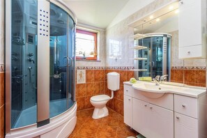 Shower - Holiday Home in Galizana with Private Pool (Galižana)