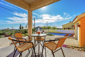 Outdoor dining - Holiday Home in Galizana with Private Pool (Galižana)