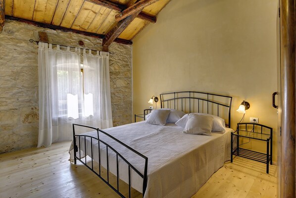 4 bedrooms, iron/ironing board, free WiFi