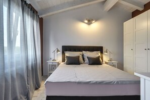 4 habitaciones, tabla de planchar con plancha y acceso a internet