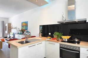 Réfrigérateur, four à micro-ondes, surface de cuisson, lave-vaisselle