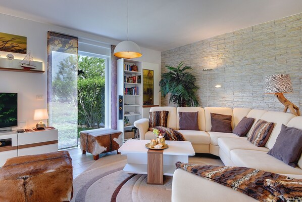 Smart TV, DVD player - Villa in Novigrad with Pool near Beach (Bužinija (novigrad))