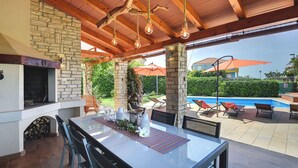 Outdoor dining - Villa in Novigrad with Pool near Beach (Bužinija (novigrad))