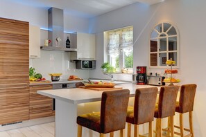 Fridge, microwave, oven, stovetop - Villa in Novigrad with Pool near Beach (Bužinija (novigrad))