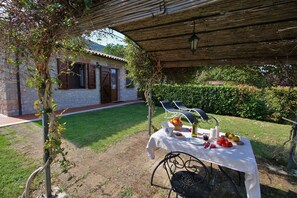 Outdoor dining - Farmhouse in Casperia with Pool & Scenic Views (Casperia)