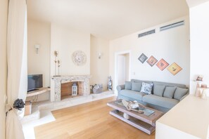 Smart TV, fireplace, table tennis