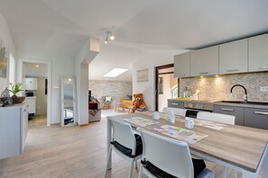 Fridge, microwave, oven, stovetop - Holiday Home Medulin with Pool near Beach (Medulin)