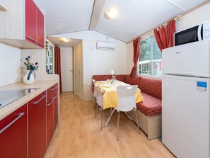 Réfrigérateur, four à micro-ondes, surface de cuisson, chaise haute