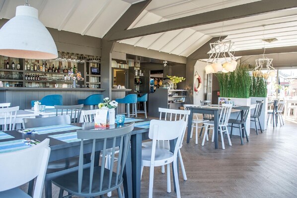 Bar (on property) - Chalet in Texel with Private Sauna (Den Hoorn)