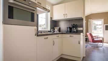 Een magnetron, een kookplaat, een vaatwasser