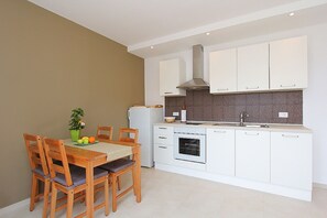 Kühlschrank, Ofen, Herdplatte, Wasserkocher mit Kaffee-/Teezubehör