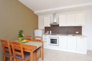 Kylskåp, ugn, spishäll och kaffe- och tebryggare