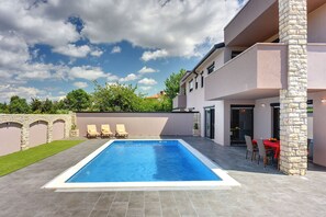 Pool - Villa in Valbandon near Fažana Beaches (Valbandon)