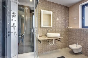 Dusj, hårføner og bidé