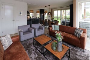 Smart TV, fireplace - Villa in Friesland with Sauna and Jetty (Delfstrahuizen)