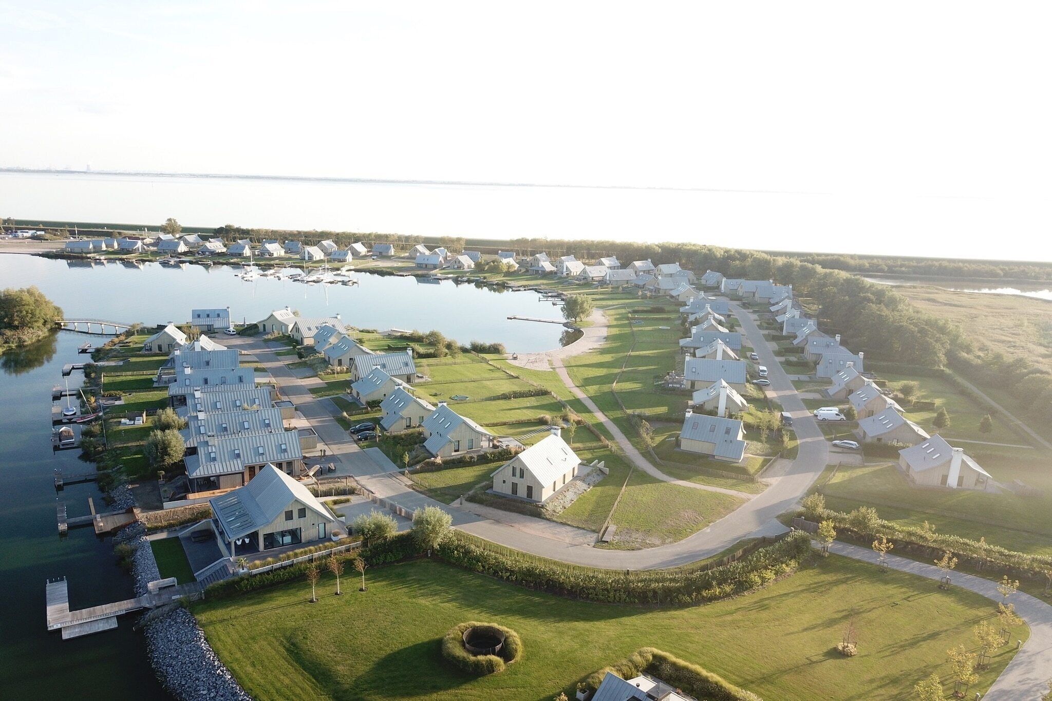 Zona residencial amb cases, un moll i una massa d'aigua.
