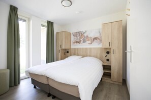 Une chambre à coucher moderne avec un lit, une armoire en bois et un tableau représentant des écureuils.