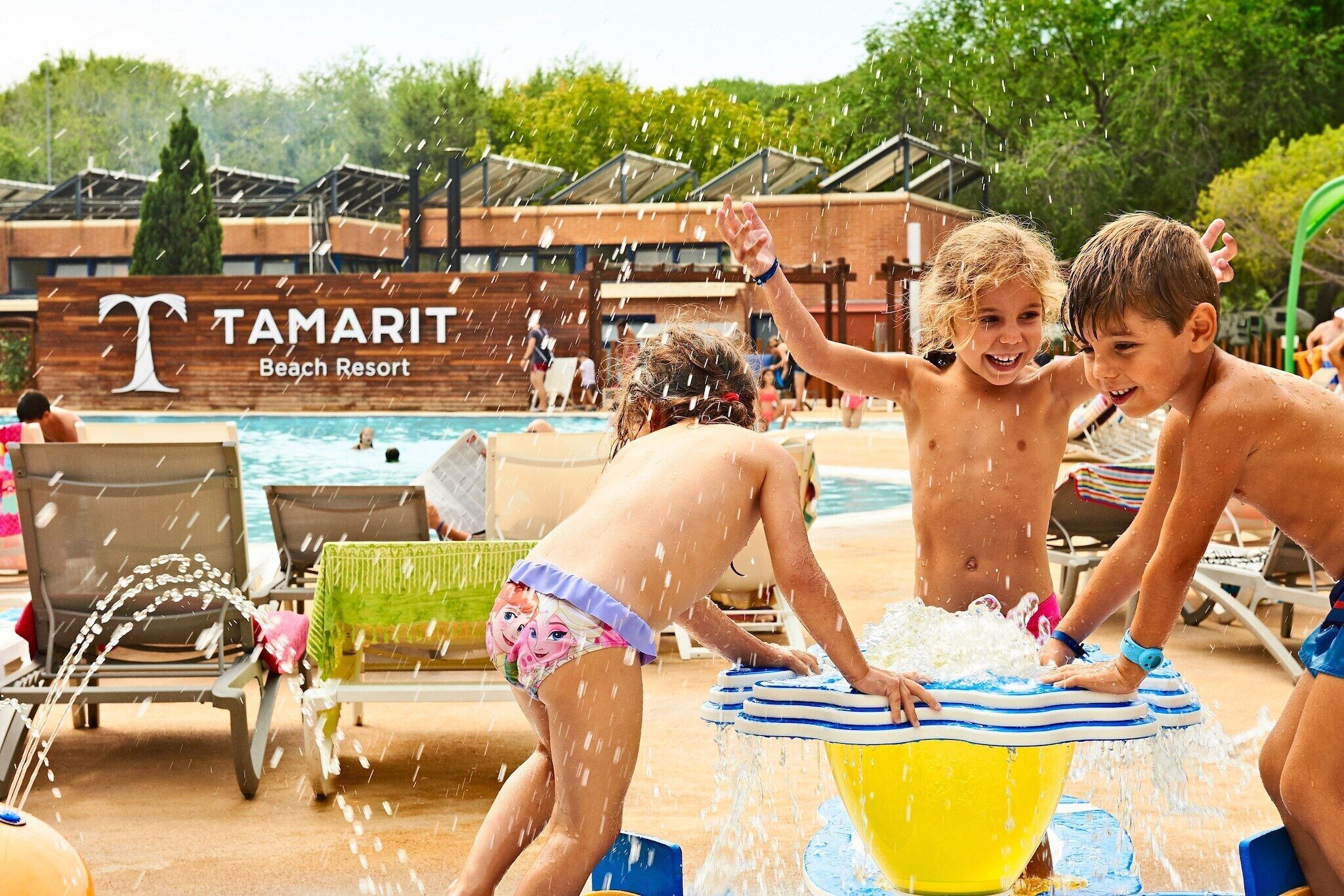 Een waterpretgedeelte in Tamarit Beach Resort met een zwembad en ligbedden.