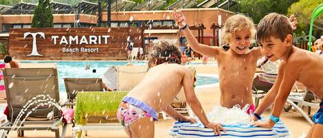 Een waterpretgedeelte in Tamarit Beach Resort met een zwembad en ligbedden.