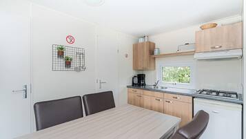 Een koelkast, een magnetron, een kookplaat