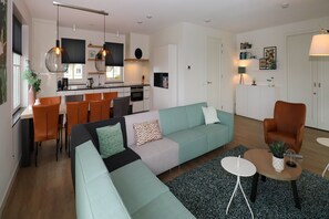 Smart TV, fireplace - Lakeside Villa with Terrace (Delfstrahuizen)
