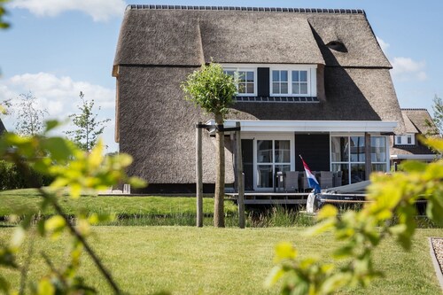 Villa am See mit Terrasse