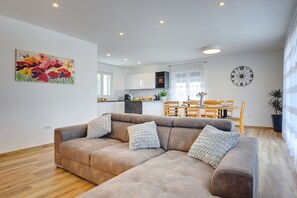 Smart TV - Villa in Kanfanar with Private Pool (Kanfanar)