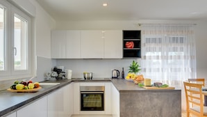 Coffee/tea maker, fridge, oven, stovetop - Villa in Kanfanar with Private Pool (Kanfanar)