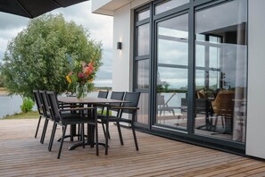 Outdoor dining - House in Arnhem with Rhine Views (Maurik)