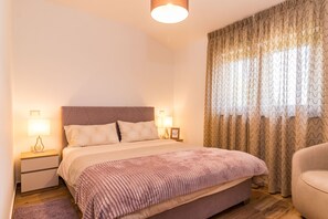 3 dormitorios, tabla de planchar con plancha, cuna de viaje