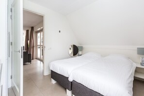 4 bedrooms, free WiFi - Stay with Outdoor Bubble Bath (Delfstrahuizen)