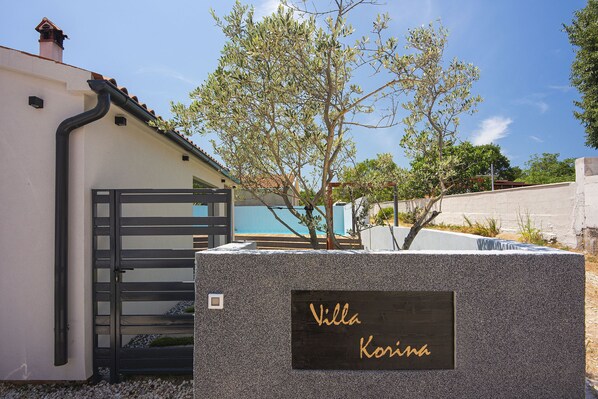 Exterior detail - Beautifull villa with private pool (Rakalj)