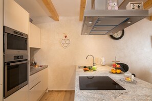 Réfrigérateur, four, plaque de cuisson, lave-vaisselle