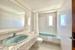 Ducha y bañera combinadas y secador de pelo
