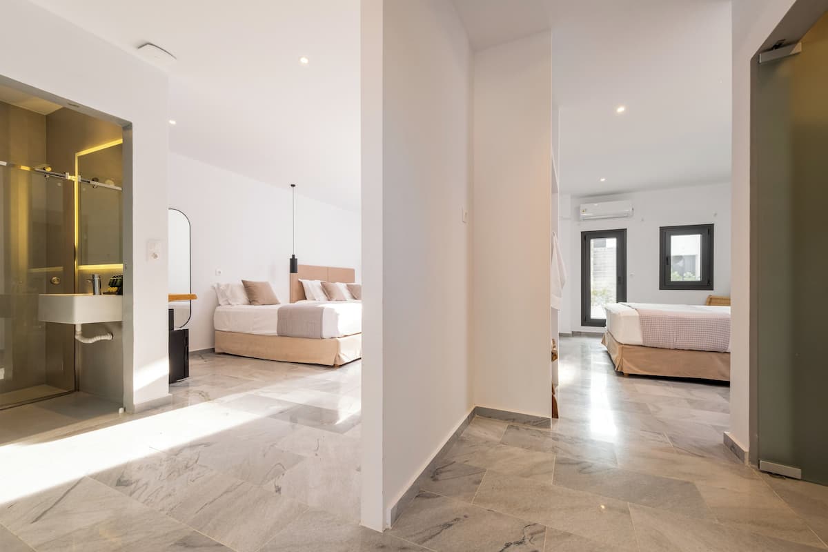 Executive Suite | 1 bedroom, in-room safe, soundproofing, free WiFi