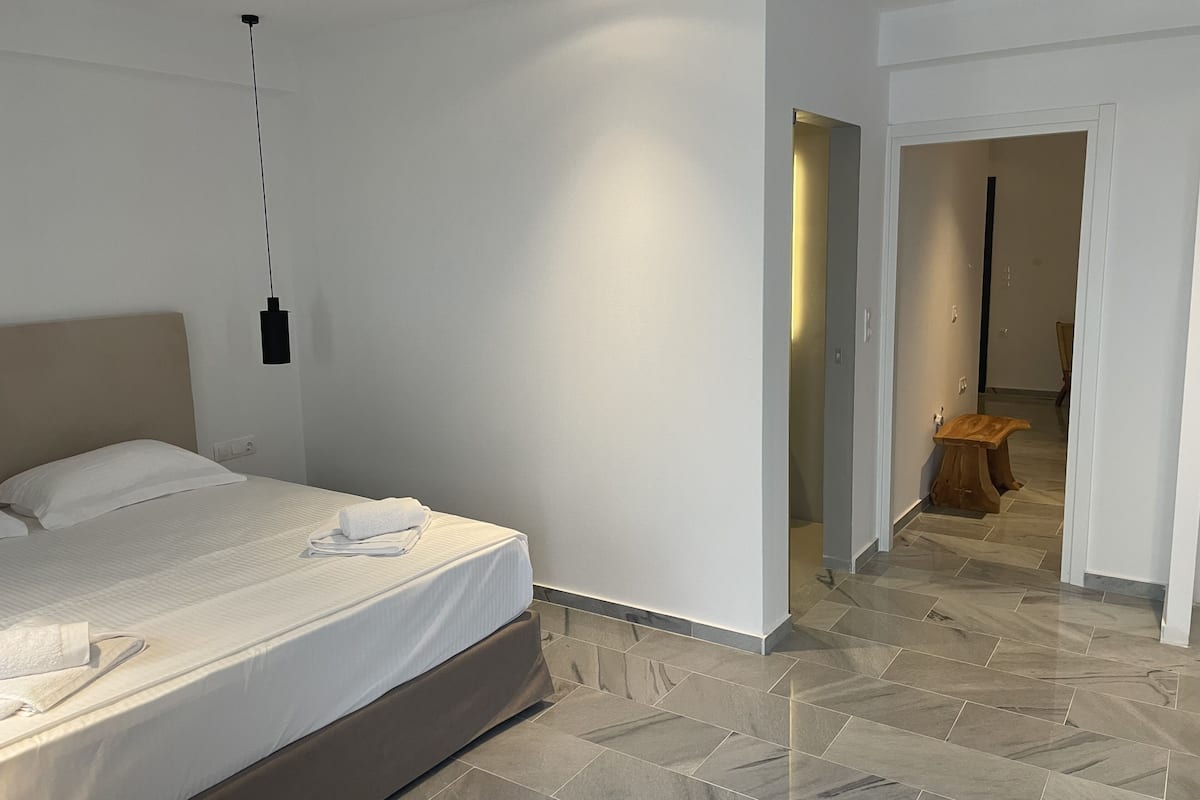Family Room | 1 bedroom, in-room safe, soundproofing, free WiFi