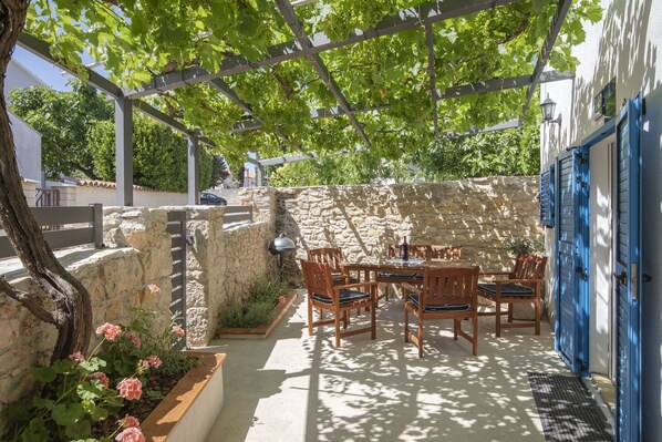 Outdoor dining - Holiday Home in Medulin with Bubble Bath (Medulin)