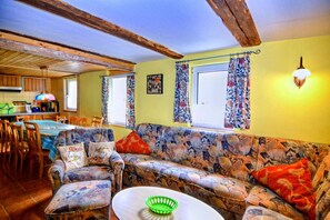 Smart TV, caminetto, lettore DVD, impianto stereo