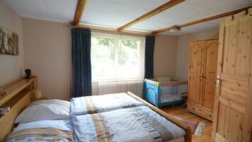 5 bedrooms, travel cot, free WiFi