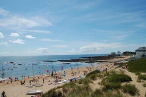 A beach with boats, people, and buildings in the background. - Apartment in Côte Sauvage near La Baule Bay (Batz sur Mer)
